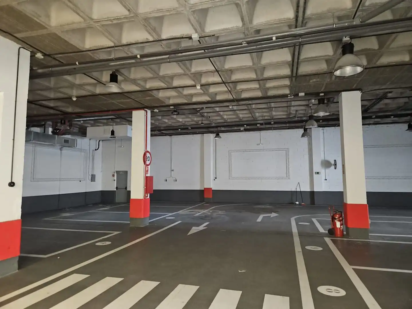 Parkplatz von Fabrikhallen zum Verkauf in Alcobendas