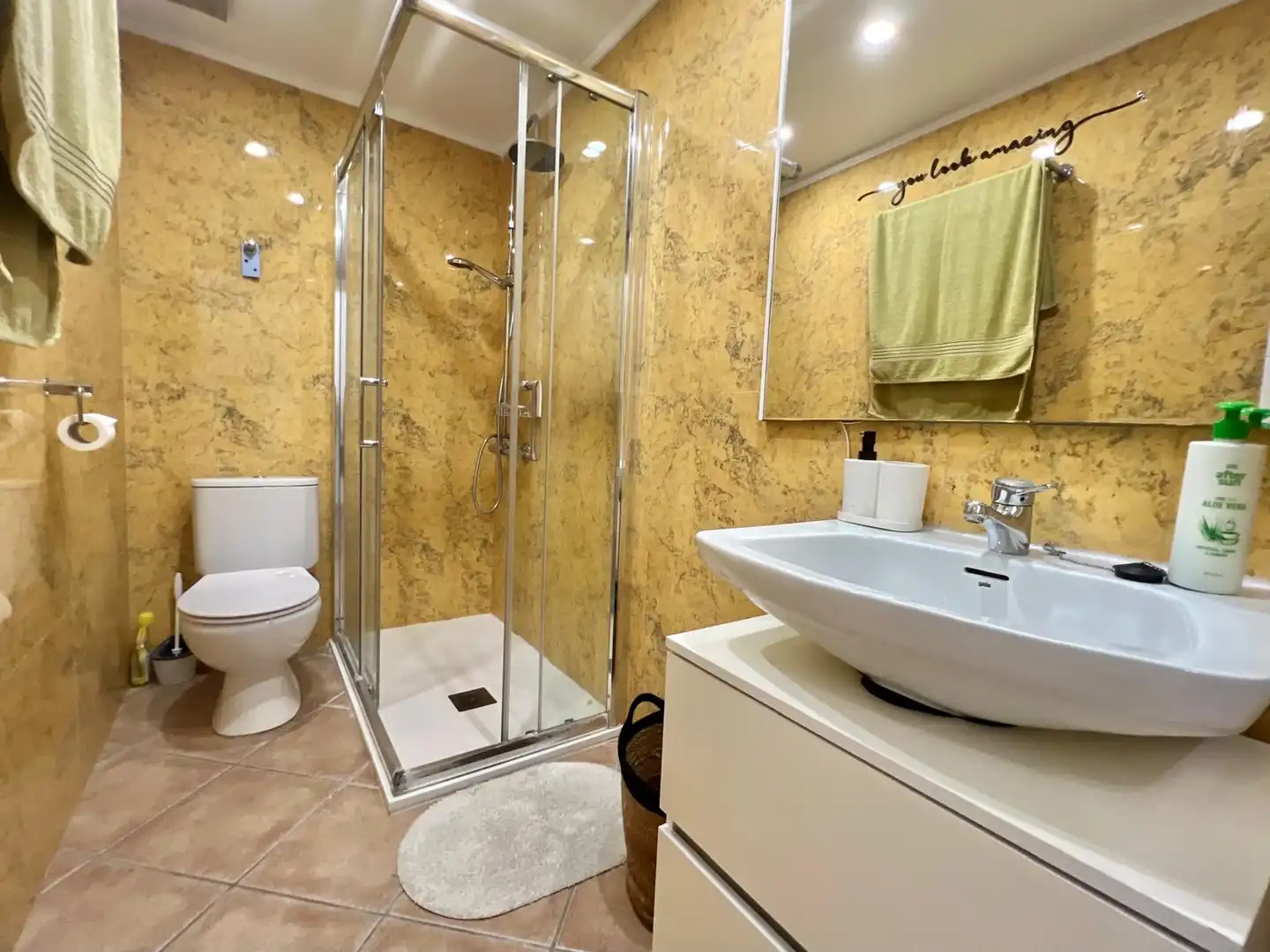 Bany de Apartament de lloguer en Torrevieja amb Aire condicionat, Calefacció i Moblat