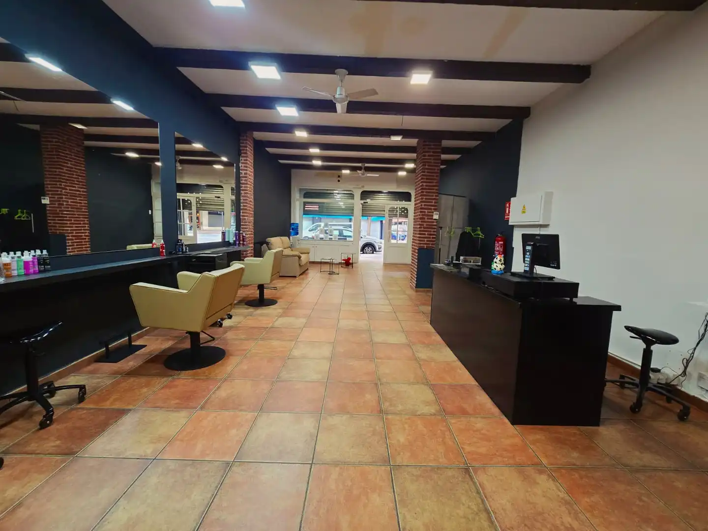 Business premises for transfer in Carrer de Ramon J. Sender, imagen 15