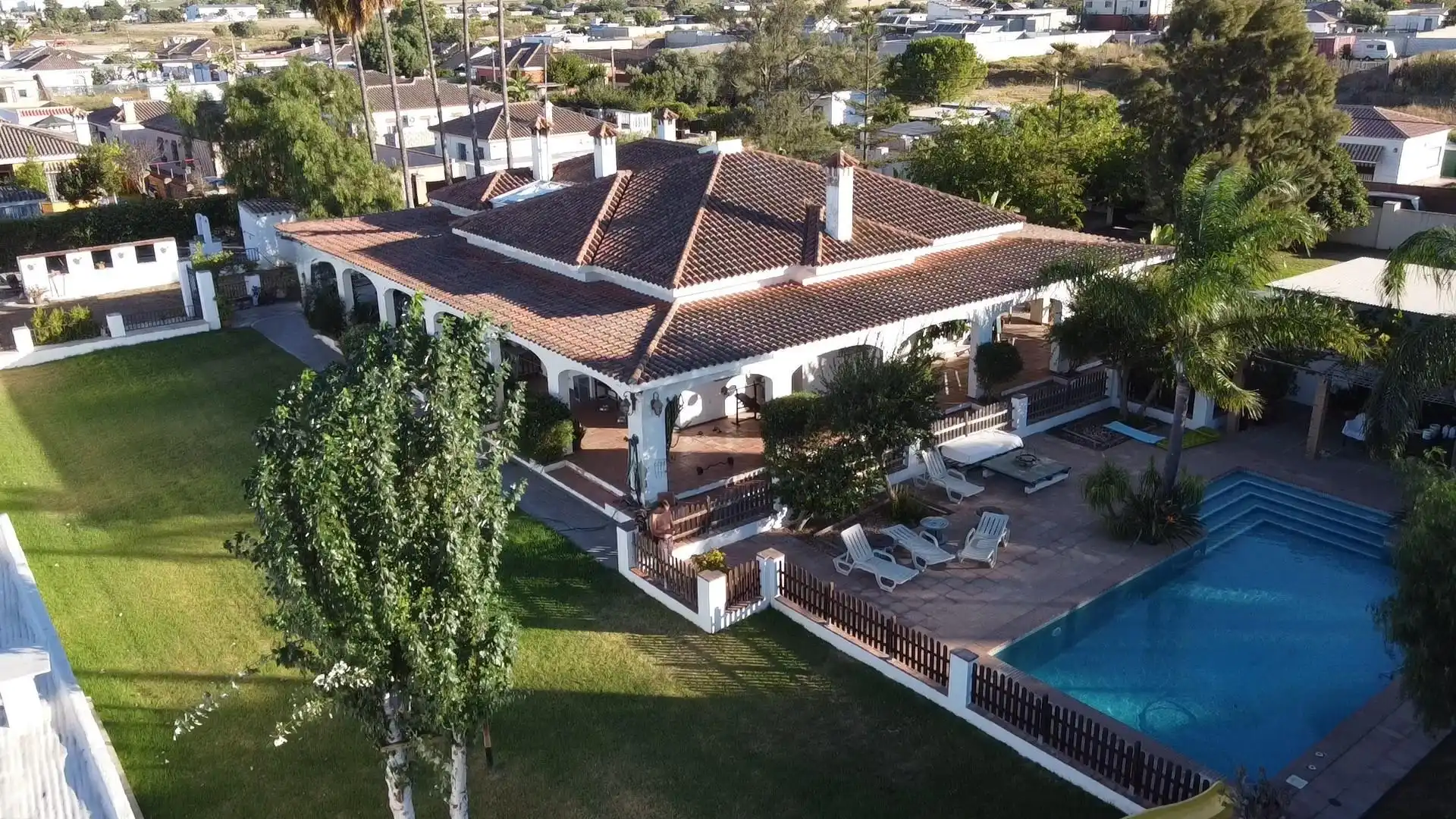 Vista exterior de Casa o xalet en venda en El Puerto de Santa María amb Jardí privat, Terrassa i Piscina