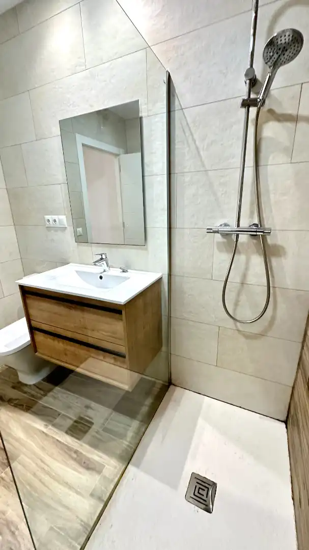 Baño de Planta baja en venta en Barcelona con Aire acondicionado, Calefacción y Parquet