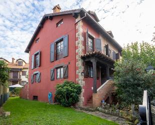 Vista exterior de Casa adosada en venda en Cabezón de la Sal amb Terrassa i Balcó