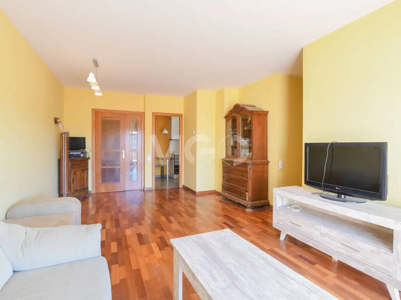Sala d'estar de Pis en venda en Sant Pere de Torelló amb Parquet, Terrassa i Alarma
