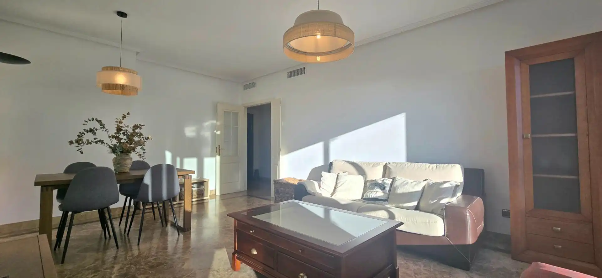 Sala d'estar de Pis de lloguer en Marbella amb Aire condicionat, Moblat i Jacuzzi