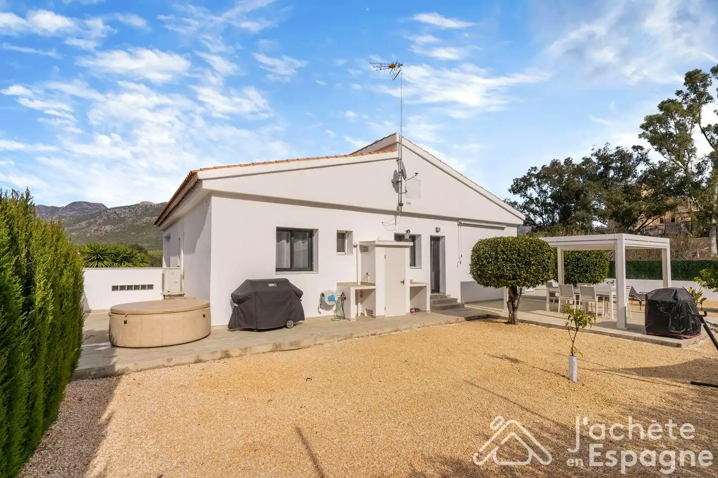 Vista exterior de Casa o xalet en venda en Alzira amb Aire condicionat, Calefacció i Jardí privat