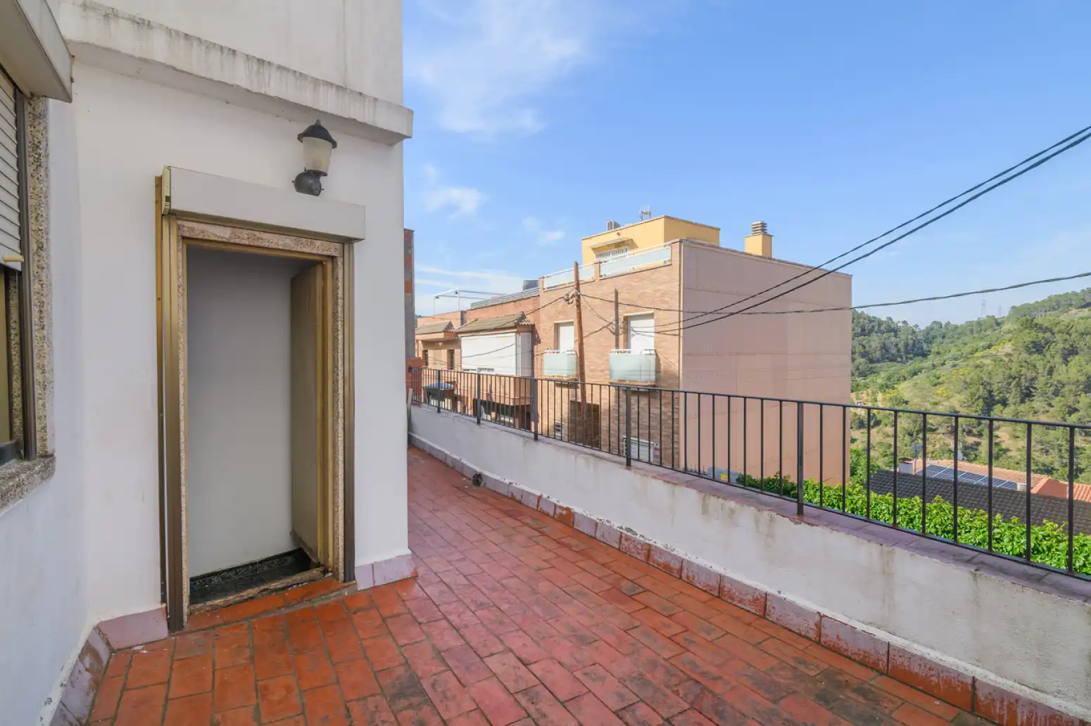 Vista exterior de Casa adosada en venda en Sant Climent de Llobregat amb Terrassa i Balcó