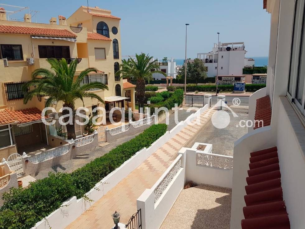 Vista exterior de Dúplex en venda en Torrevieja amb Calefacció, Terrassa i Traster