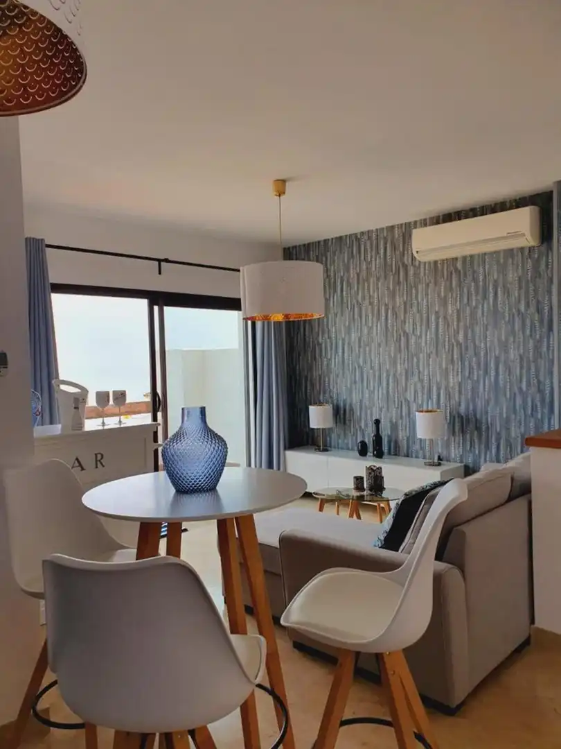 Sala d'estar de Casa adosada de lloguer en La Alcaidesa amb Jardí privat, Terrassa i Jacuzzi