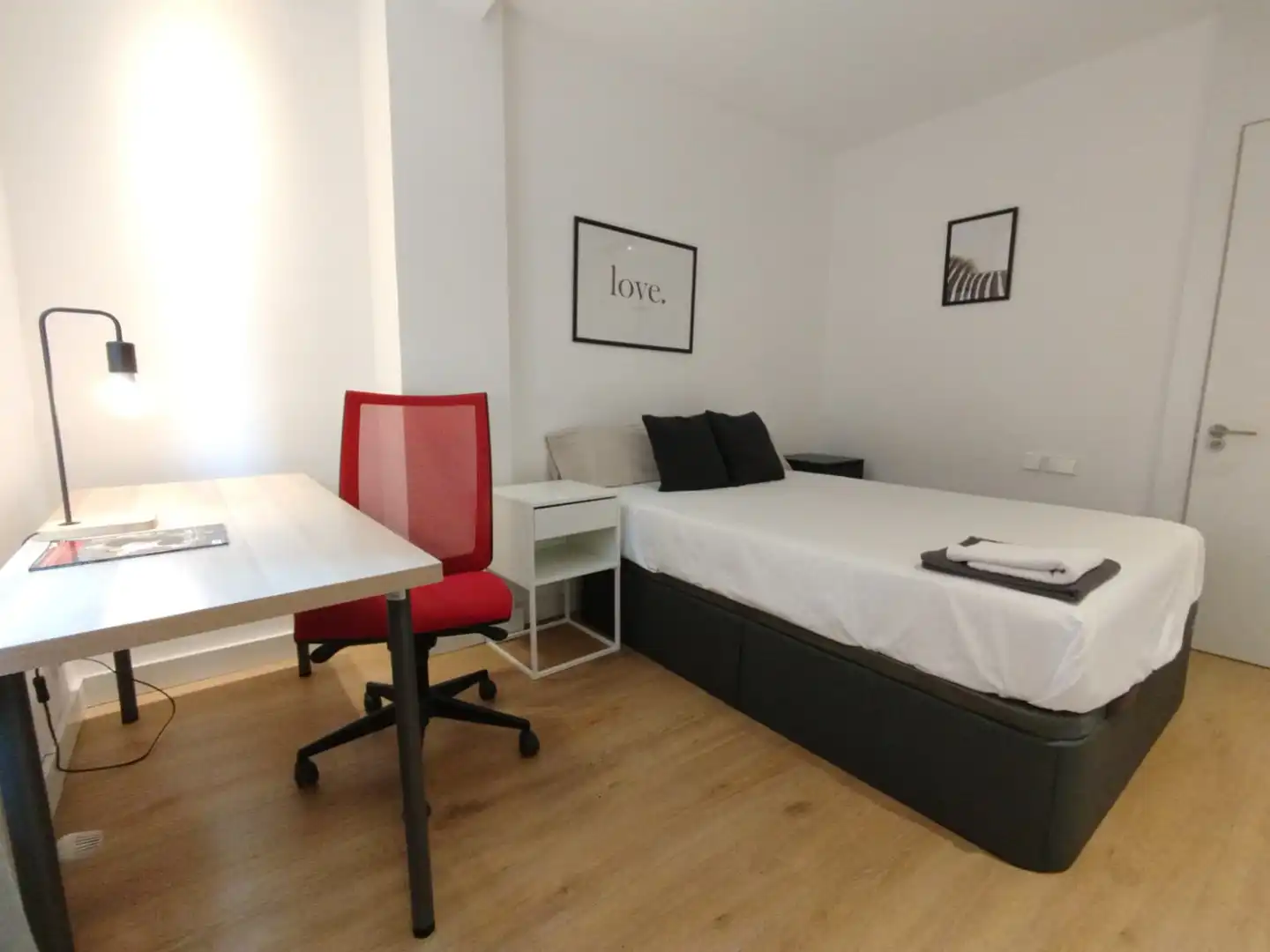 Bedroom of Flat for share in  Madrid Capital  with Air Conditioner, Heating and Furnished