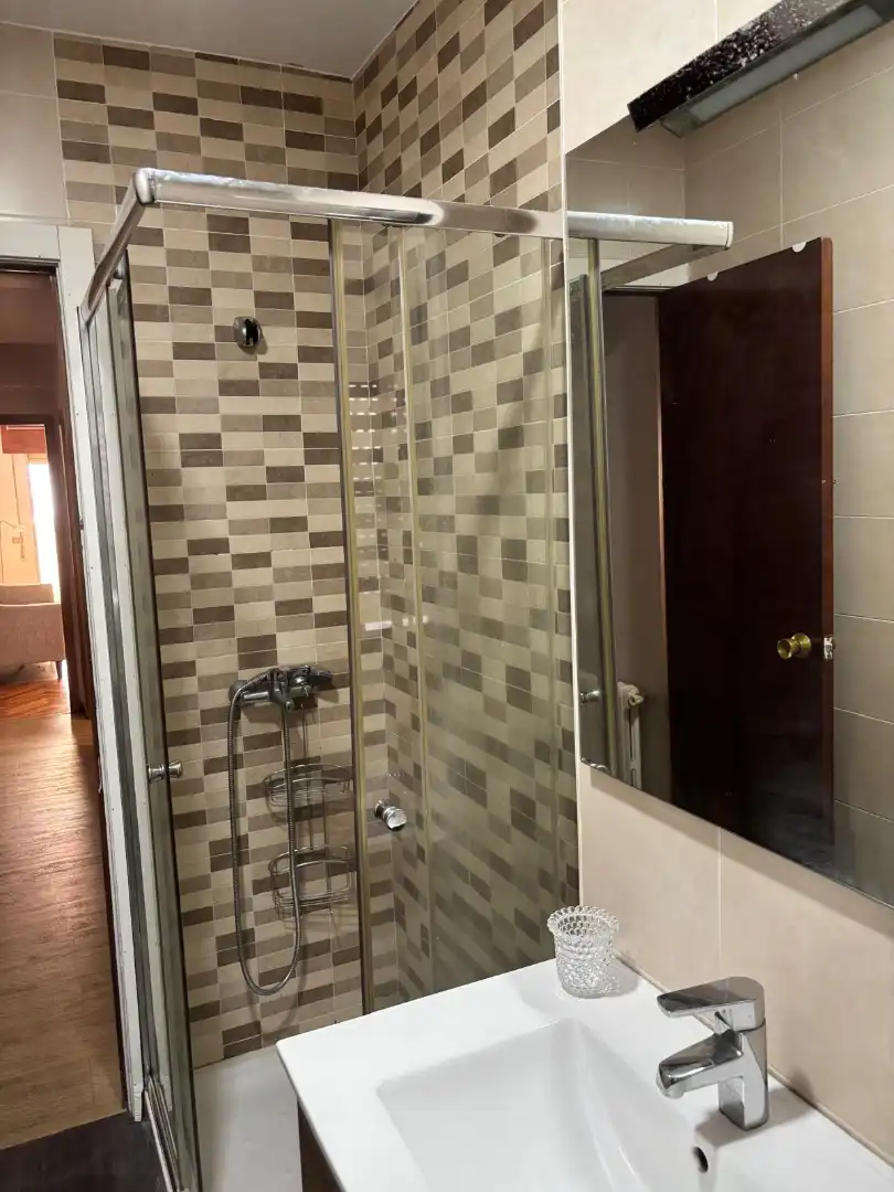 Baño de Piso de alquiler en Santiago de Compostela  con Calefacción, Terraza y Amueblado