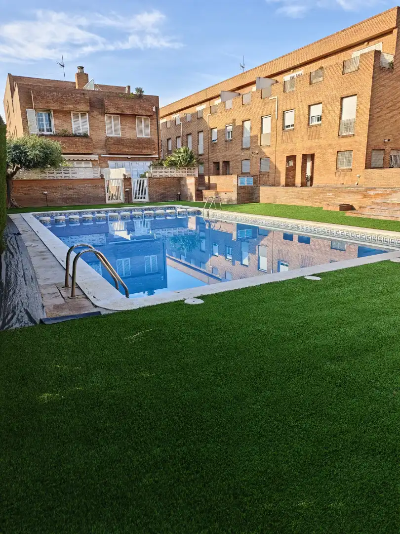Schwimmbecken von Einfamilien-Reihenhaus zum Verkauf in Cubelles mit Klimaanlage, Heizung und Privatgarten