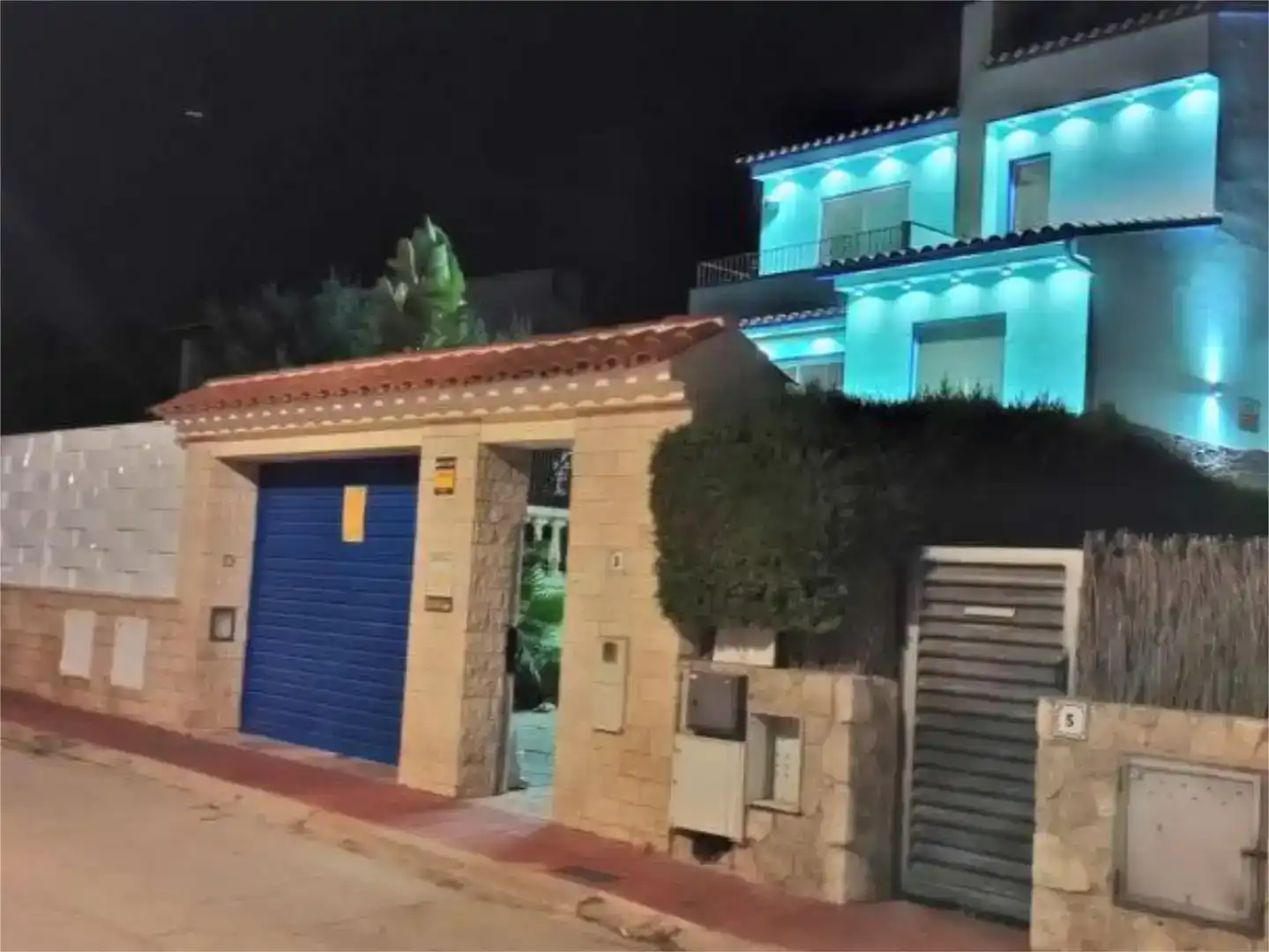 Vista exterior de Casa o xalet en venda en Sitges amb Aire condicionat, Piscina i Balcó