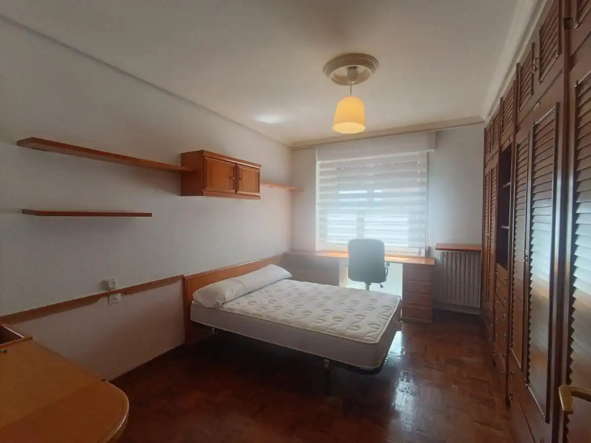 Habitación de Apartamento para compartir en  Pamplona / Iruña con Amueblado, Horno y Lavadora