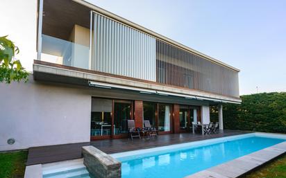 Vista exterior de Casa o xalet en venda en Figueres amb Calefacció, Terrassa i Piscina