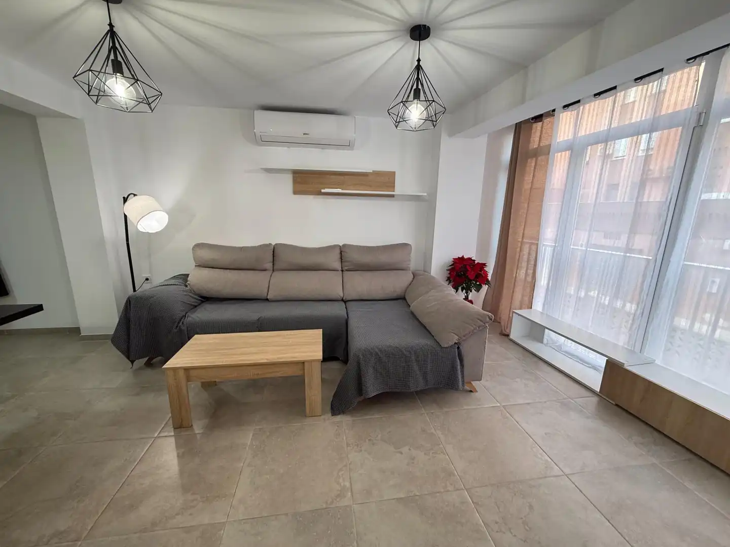 Sala d'estar de Pis de lloguer en Almería amb Aire condicionat i Moblat