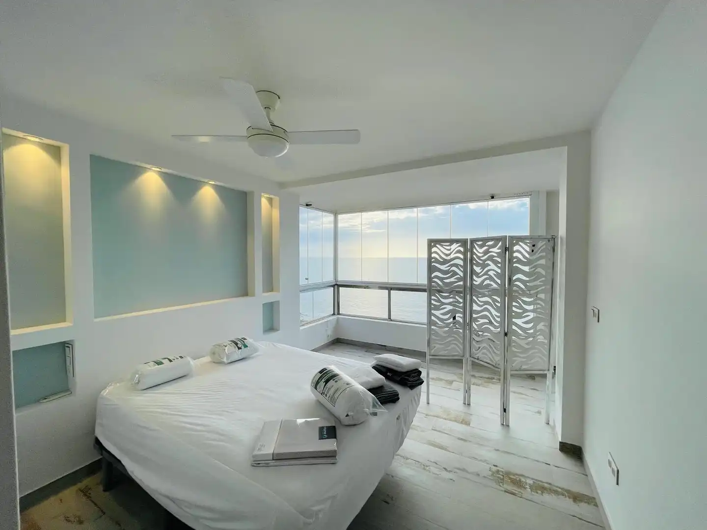 Dormitori de Apartament de lloguer en Torrevieja amb Calefacció, Terrassa i Piscina