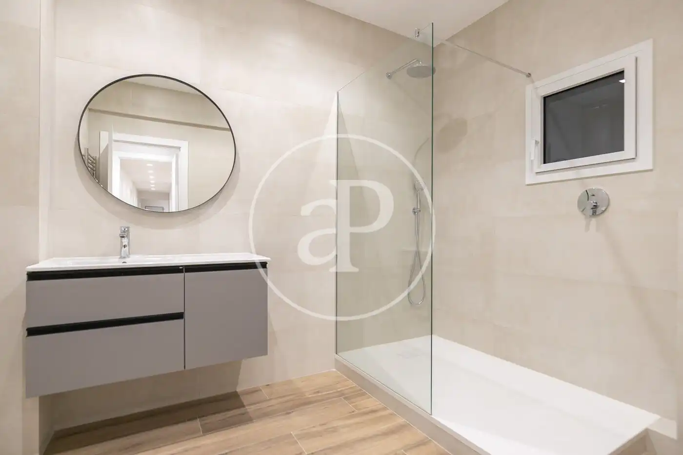 Badezimmer von Wohnung zum Verkauf in Barcelona mit Klimaanlage, Heizung und Möbliert