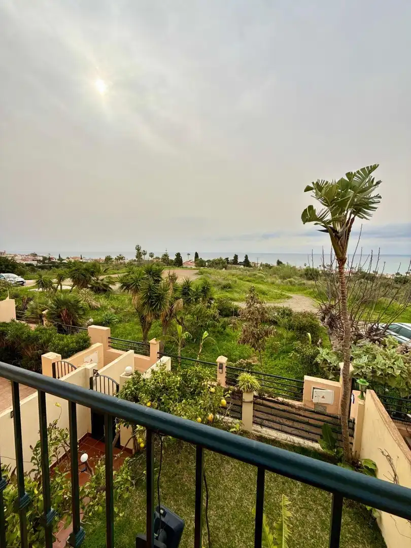 Außenansicht von Einfamilien-Reihenhaus zum Verkauf in Vélez-Málaga mit Klimaanlage, Heizung und Terrasse