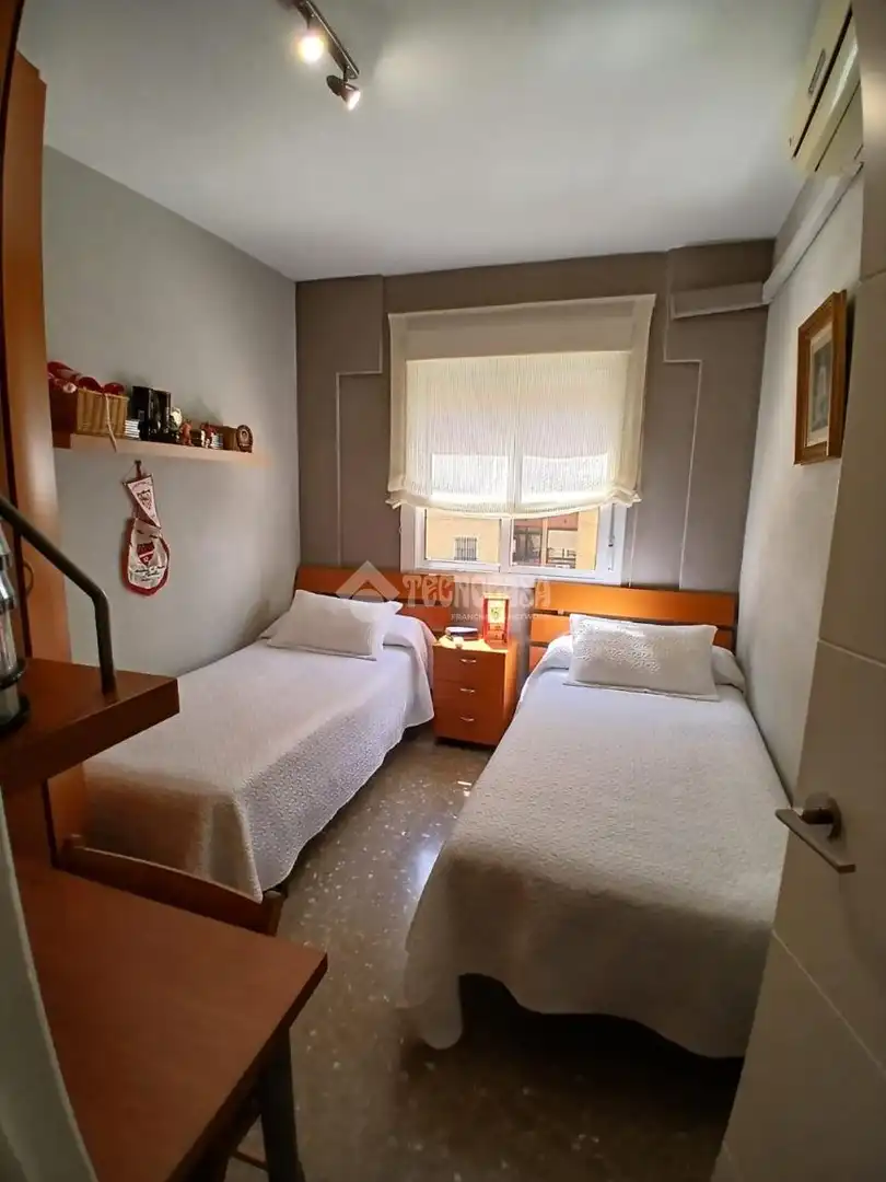 Habitación de Piso en venta en Sevilla con Aire acondicionado, Terraza y Balcón
