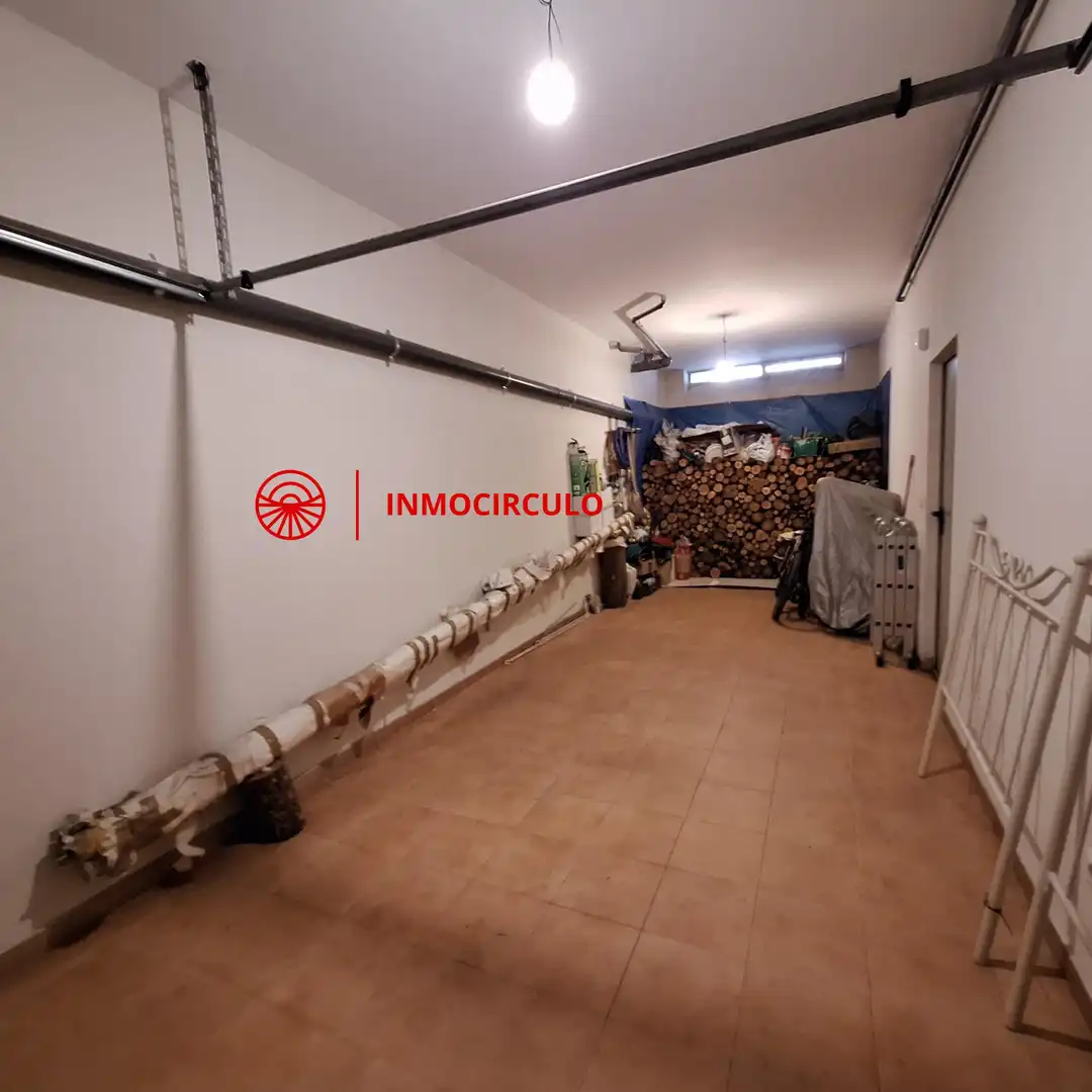 Casa adosada en venda en Burgos amb Jardí privat, Terrassa i Traster
