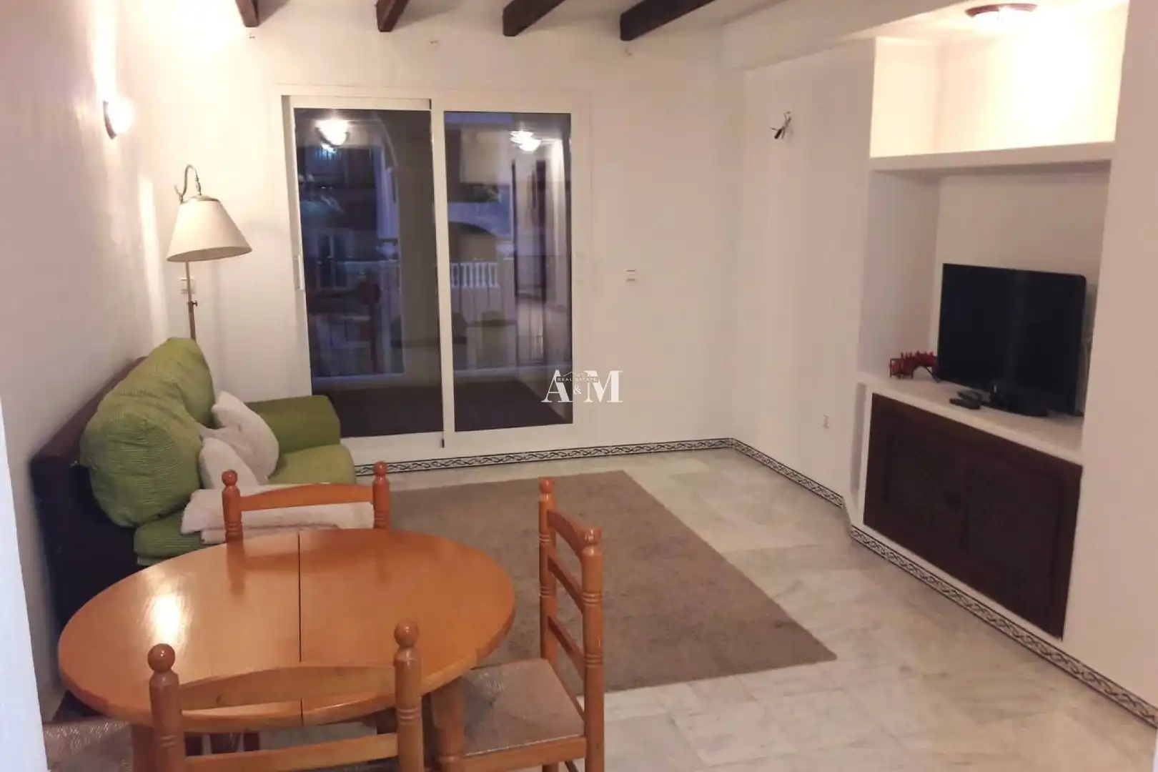 Sala d'estar de Pis de lloguer en Torrevieja amb Aire condicionat, Terrassa i Piscina