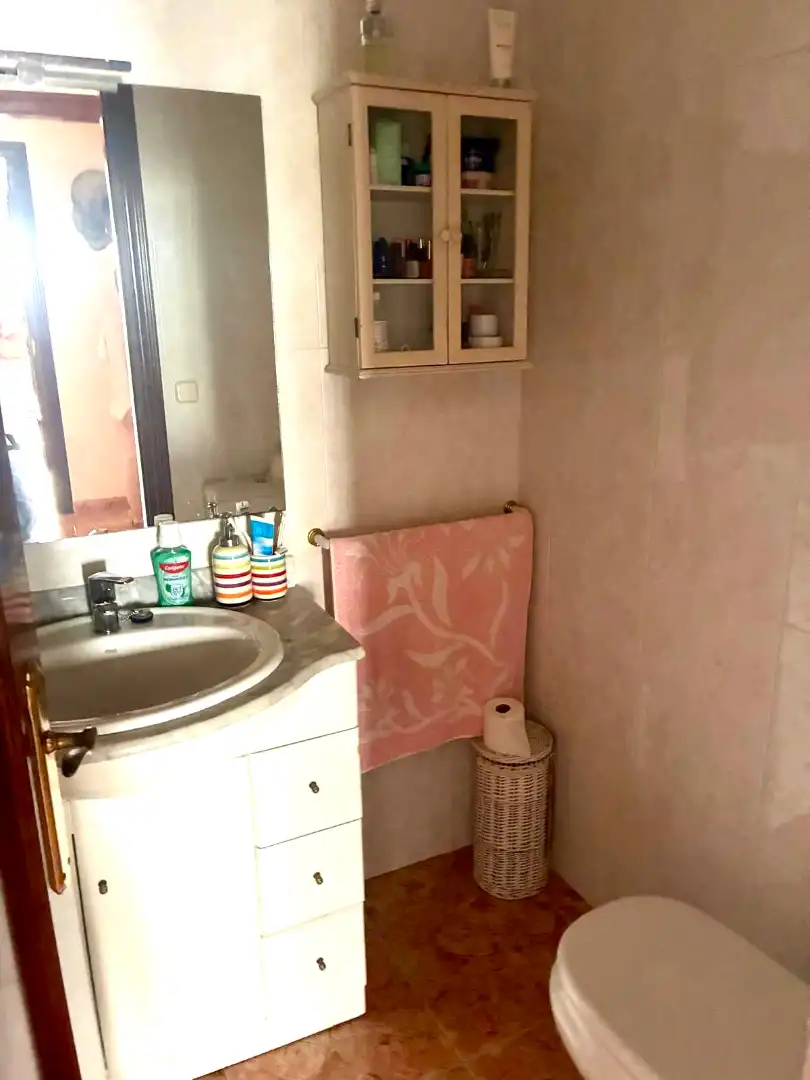 Badezimmer von Einfamilien-Reihenhaus zum Verkauf in Canet de Mar mit Heizung, Terrasse und Ofen