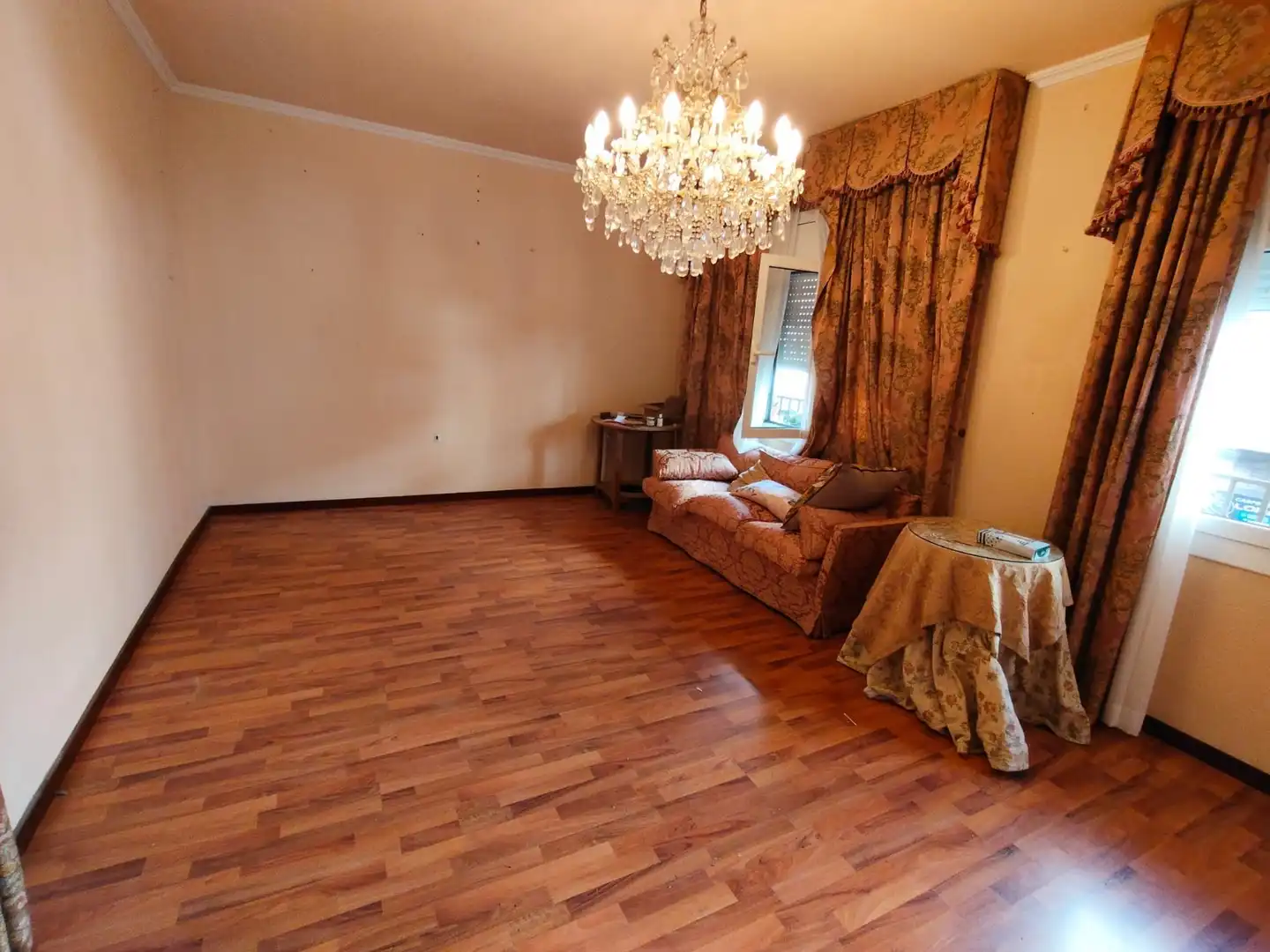Sala d'estar de Pis en venda en L'Hospitalet de Llobregat amb Parquet