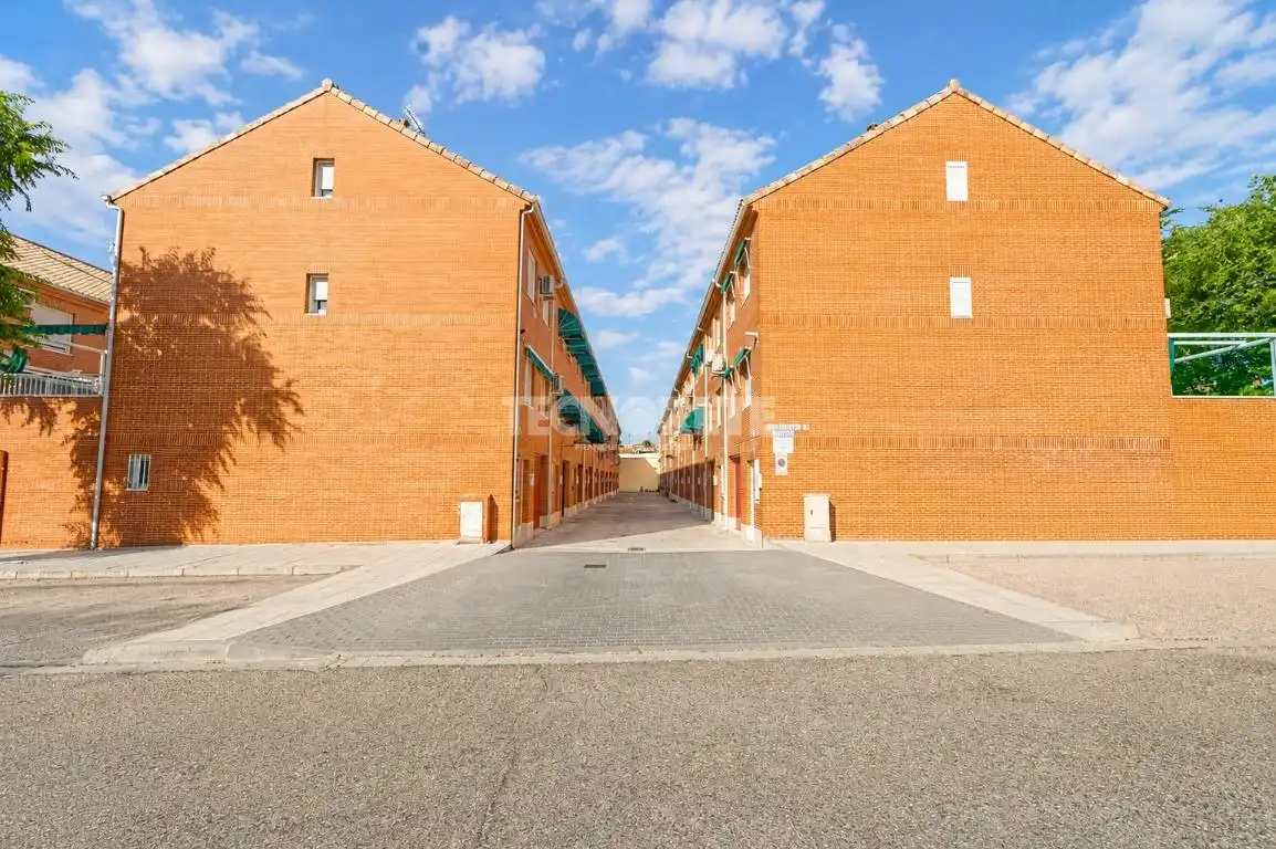 Außenansicht von Einfamilien-Reihenhaus zum Verkauf in Toledo mit Klimaanlage, Heizung und Privatgarten