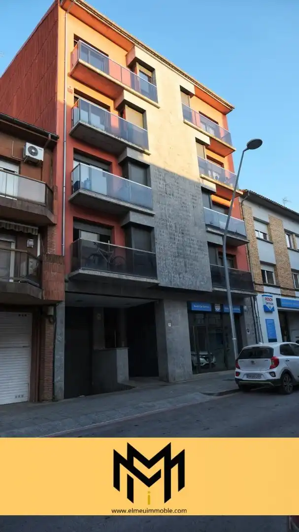 Vista exterior de Àtic en venda en Vic amb Calefacció i Moblat