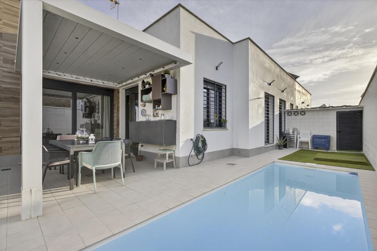 Piscina de Casa adosada en venta en Umbrete con Aire acondicionado, Calefacción y Jardín privado