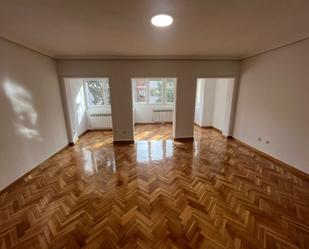 Living room of Flat to rent in  Madrid Capital  with Heating, Parquet flooring and Washing machine