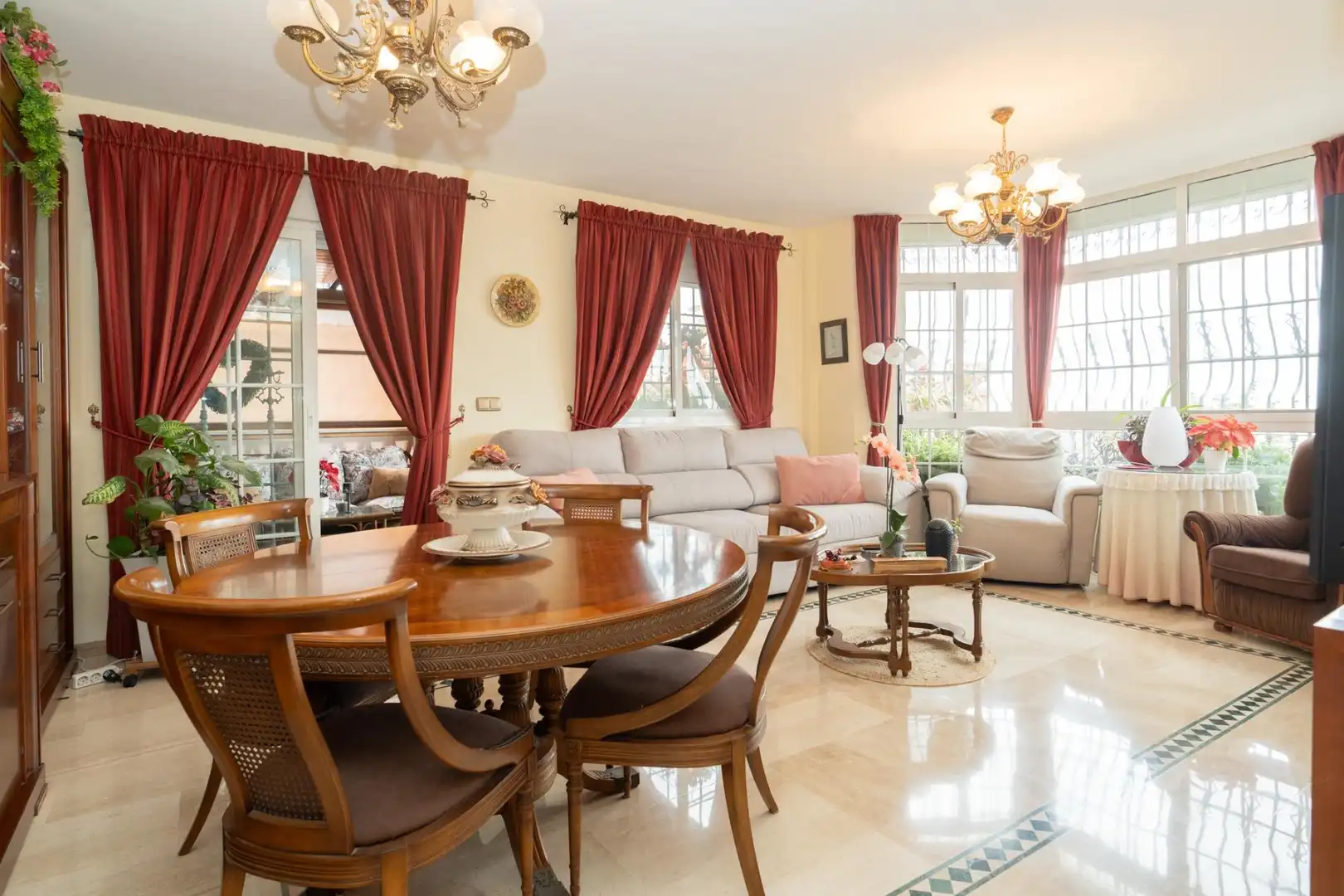 Sala d'estar de Casa o xalet en venda en Motril amb Aire condicionat, Jardí privat i Terrassa