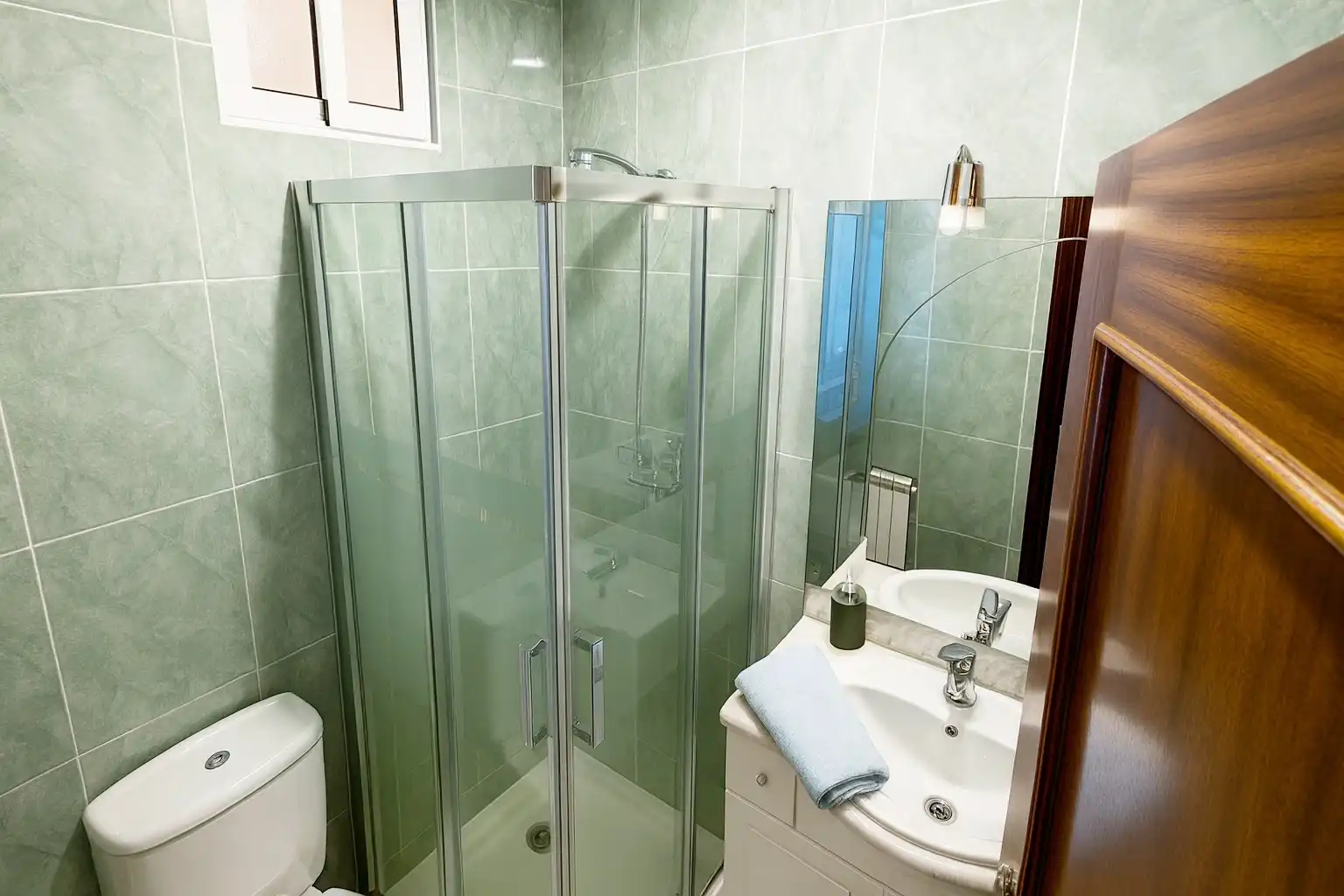 Badezimmer von Wohnung zur Miete in Santander mit Möbliert und Ofen