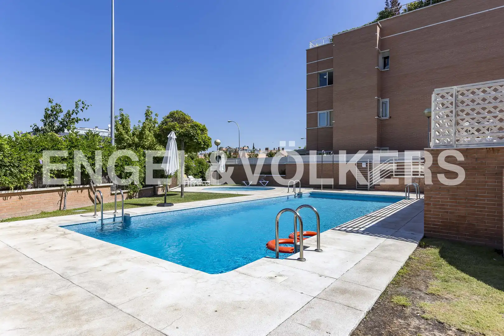Piscina de Dúplex en venta en Madrid con Aire acondicionado, Calefacción y Terraza