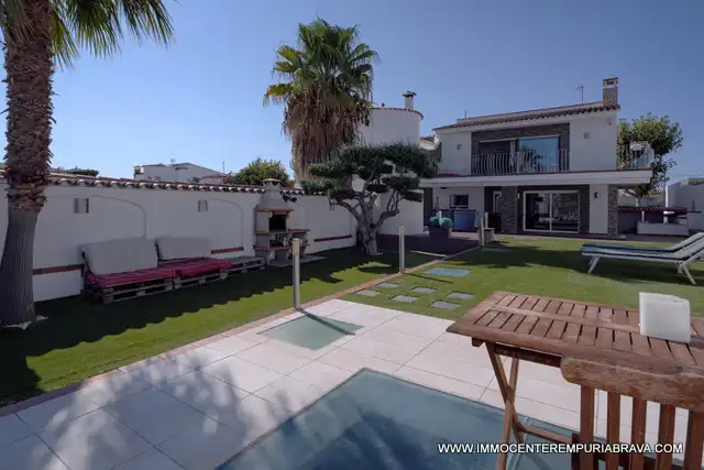Garden of Houses for sale in Empuriabrava  with Air Conditioner, Heating and Private garden