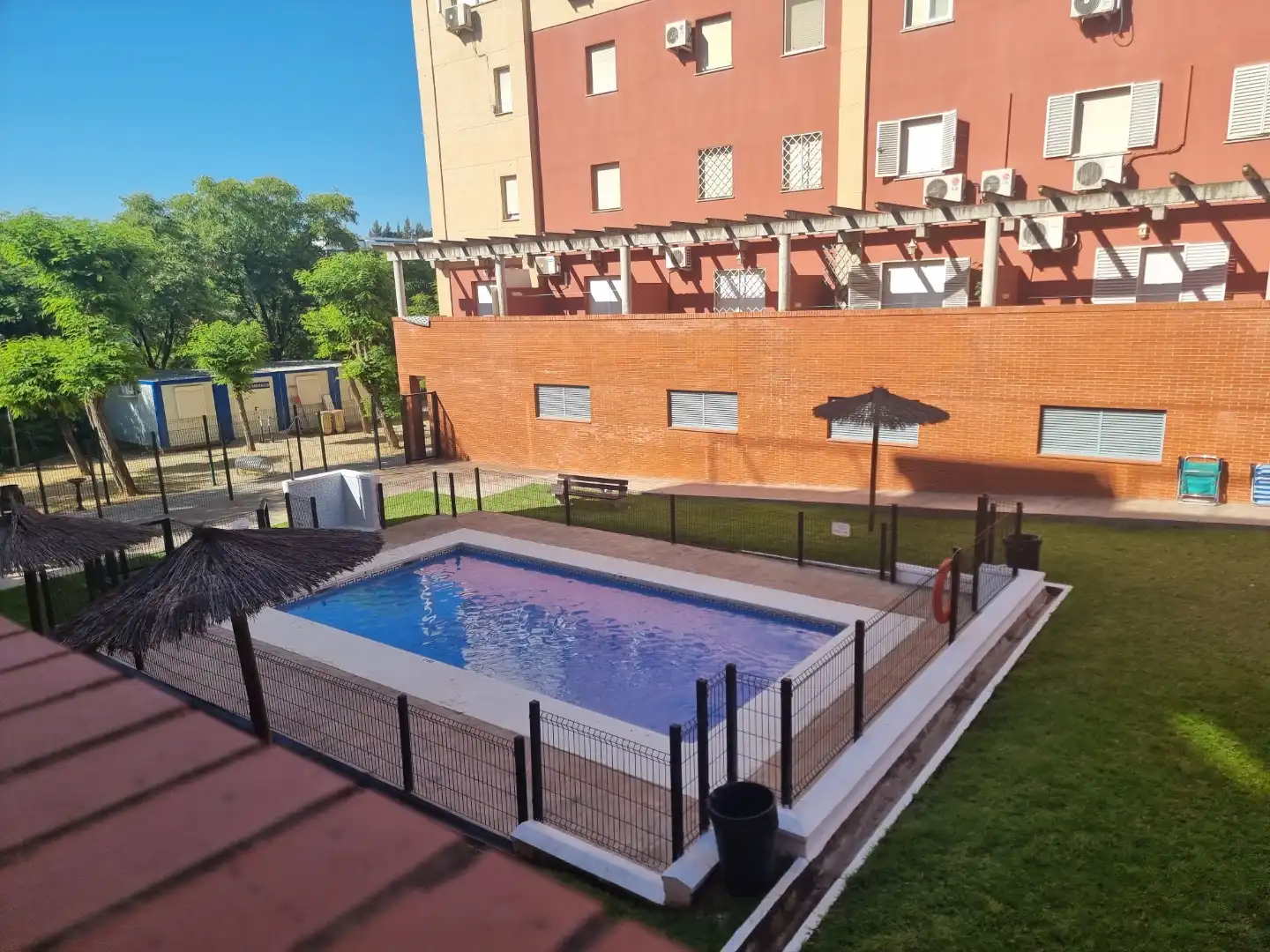 Piscina de Dúplex en venda en San Juan de Aznalfarache amb Balcó