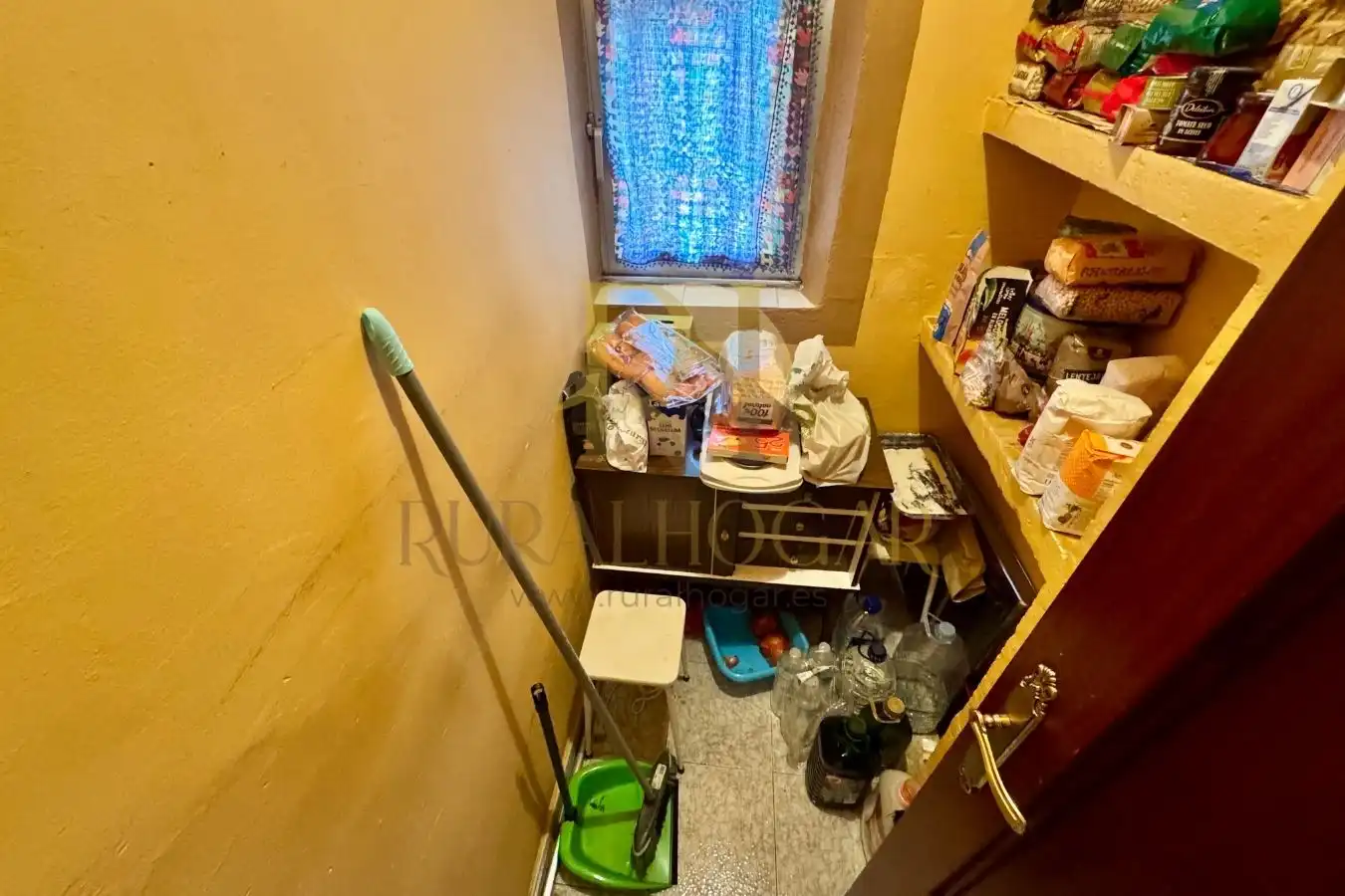 Cuina de Casa o xalet en venda en La Pola de Gordón  amb Calefacció i Jardí privat