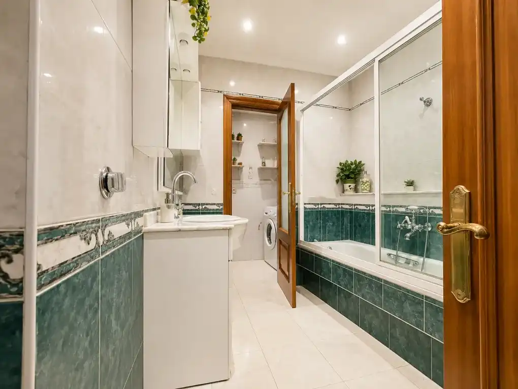Baño de Piso en venta en Ribadesella con Calefacción y Trastero