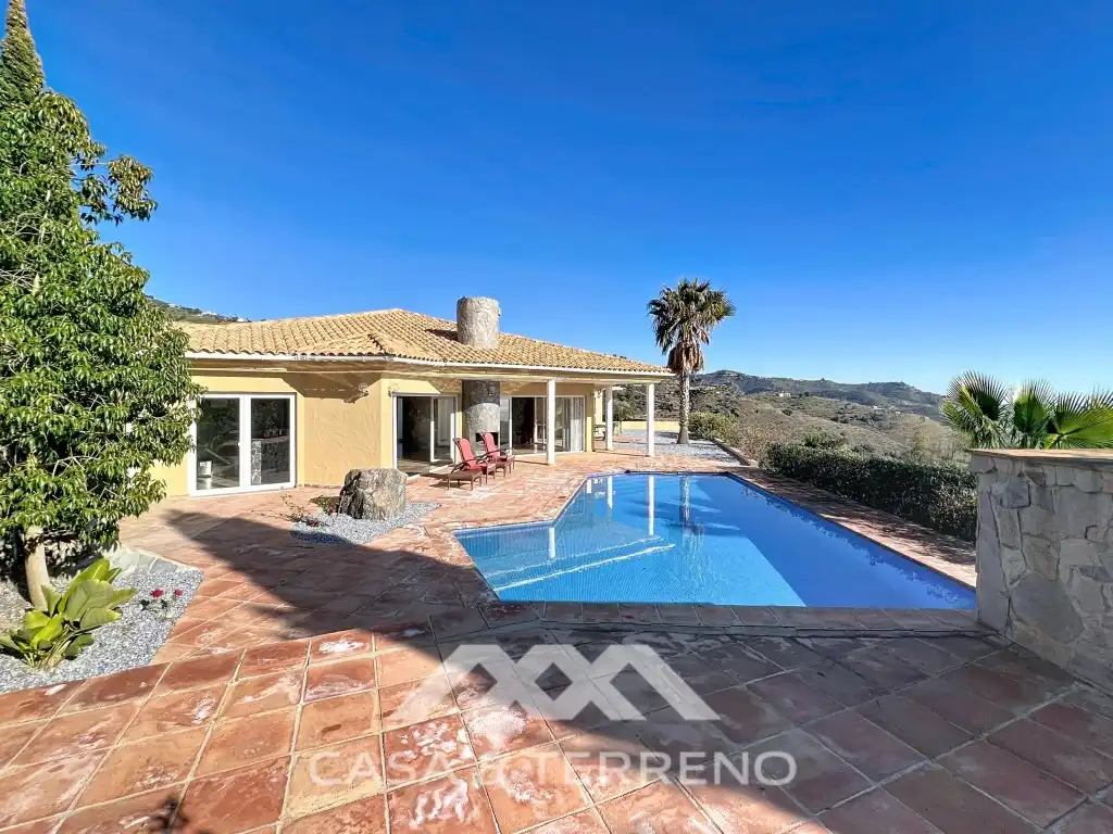 Vista exterior de Casa o xalet en venda en Algarrobo amb Jardí privat, Terrassa i Piscina