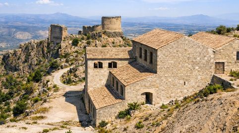 Finca histórica catalogada del siglo XIX con cuatro edificaciones en enclave natural excepcional