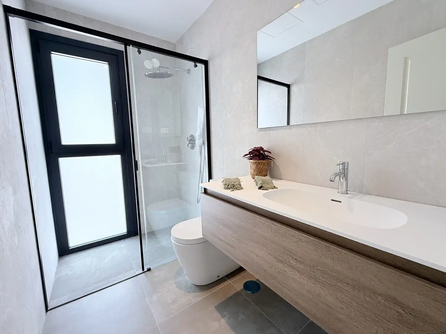 Badezimmer von Einfamilien-Reihenhaus zum Verkauf in Málaga mit Privatgarten, Balkon und Gemeinschaftspool