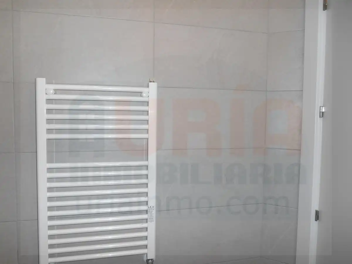 Baño de Piso de alquiler en Oviedo  con Calefacción, Amueblado y Horno