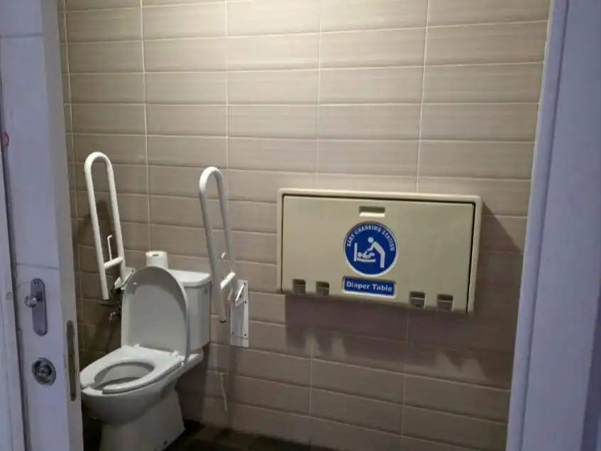 Baño de Local de alquiler en Ciudad Real con Aire acondicionado y Parquet