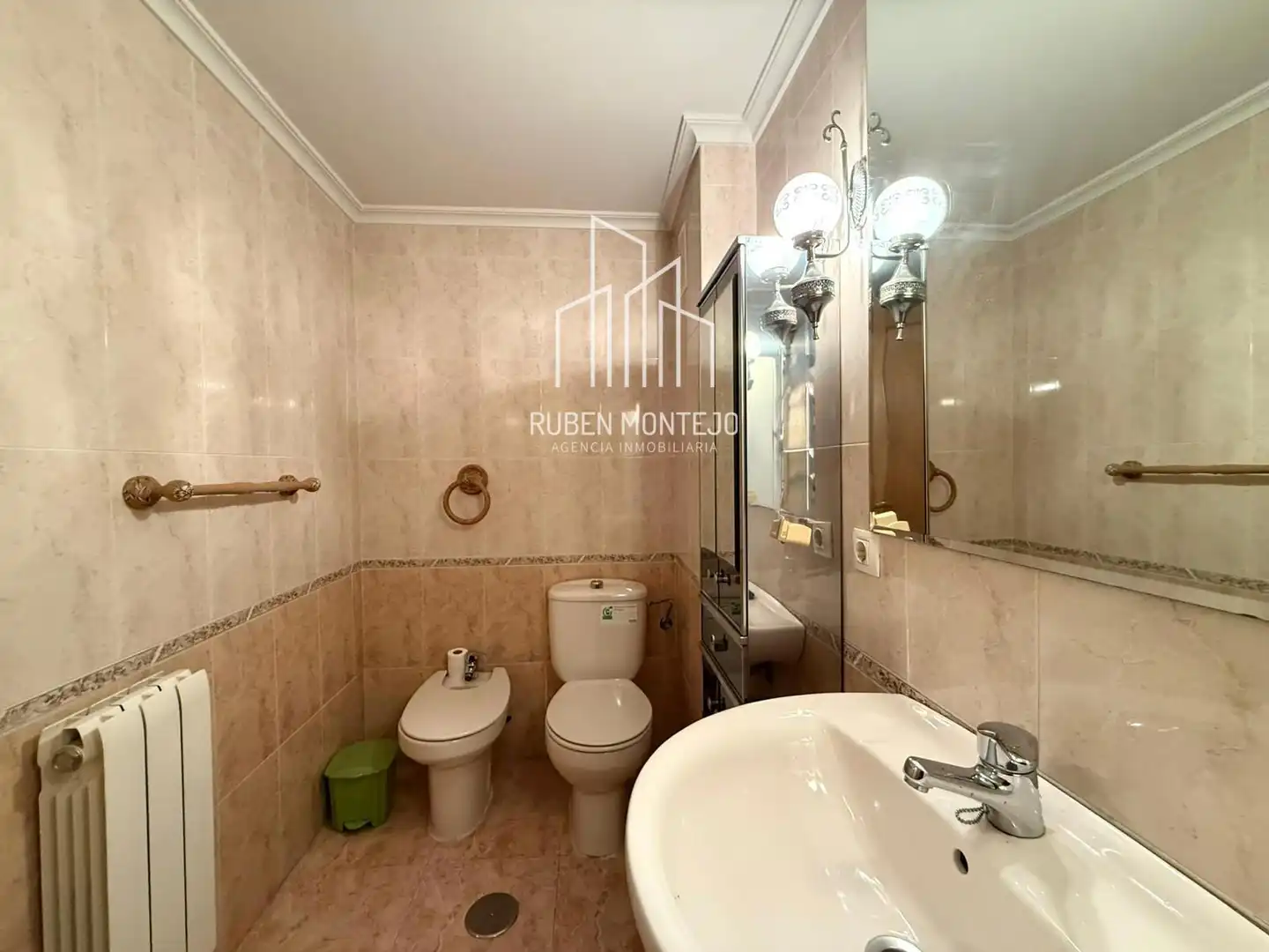 Bathroom of Flat for rent in Salamanca  with Heating, Terrace and Furnished
