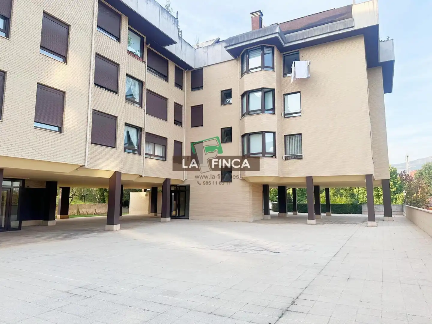 Vista exterior de Pis en venda en Oviedo  amb Calefacció, Parquet i Traster