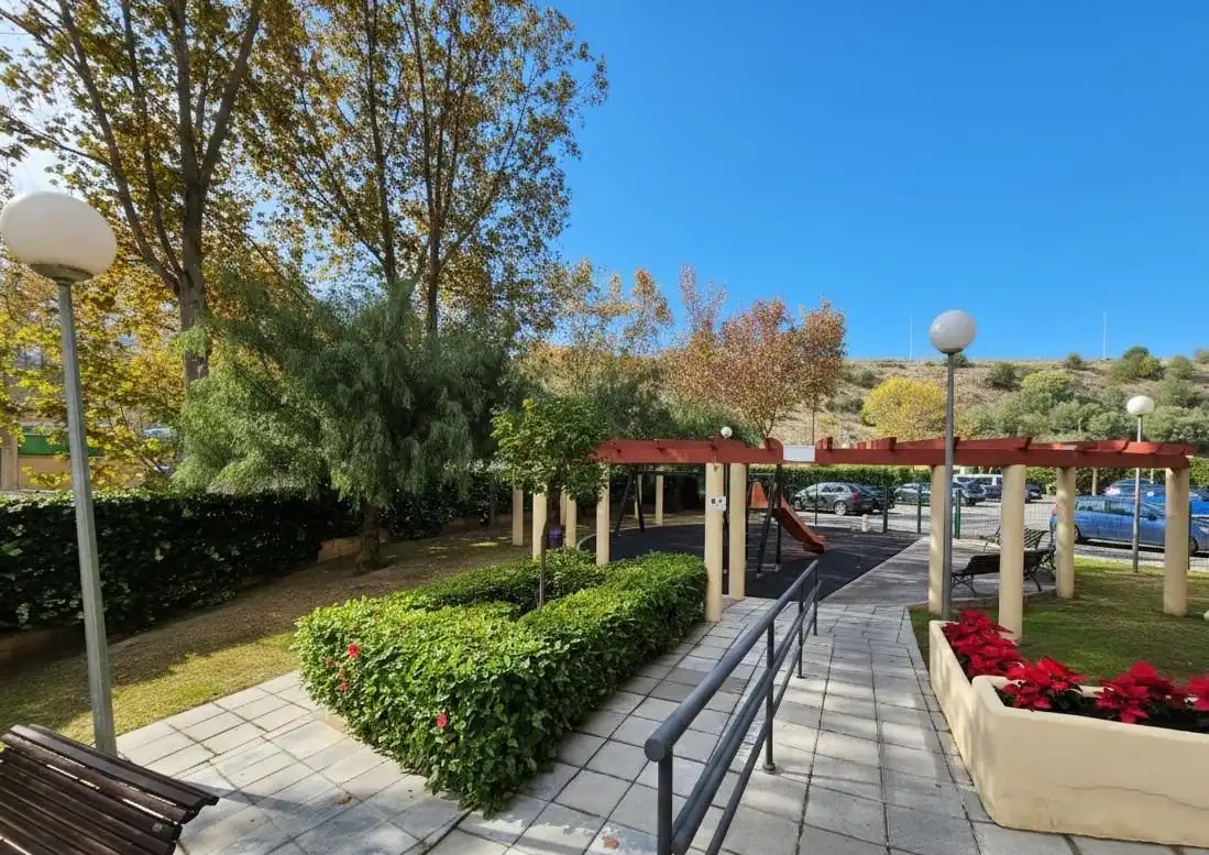 Vista exterior de Àtic en venda en Marbella amb Aire condicionat, Jardí privat i Terrassa