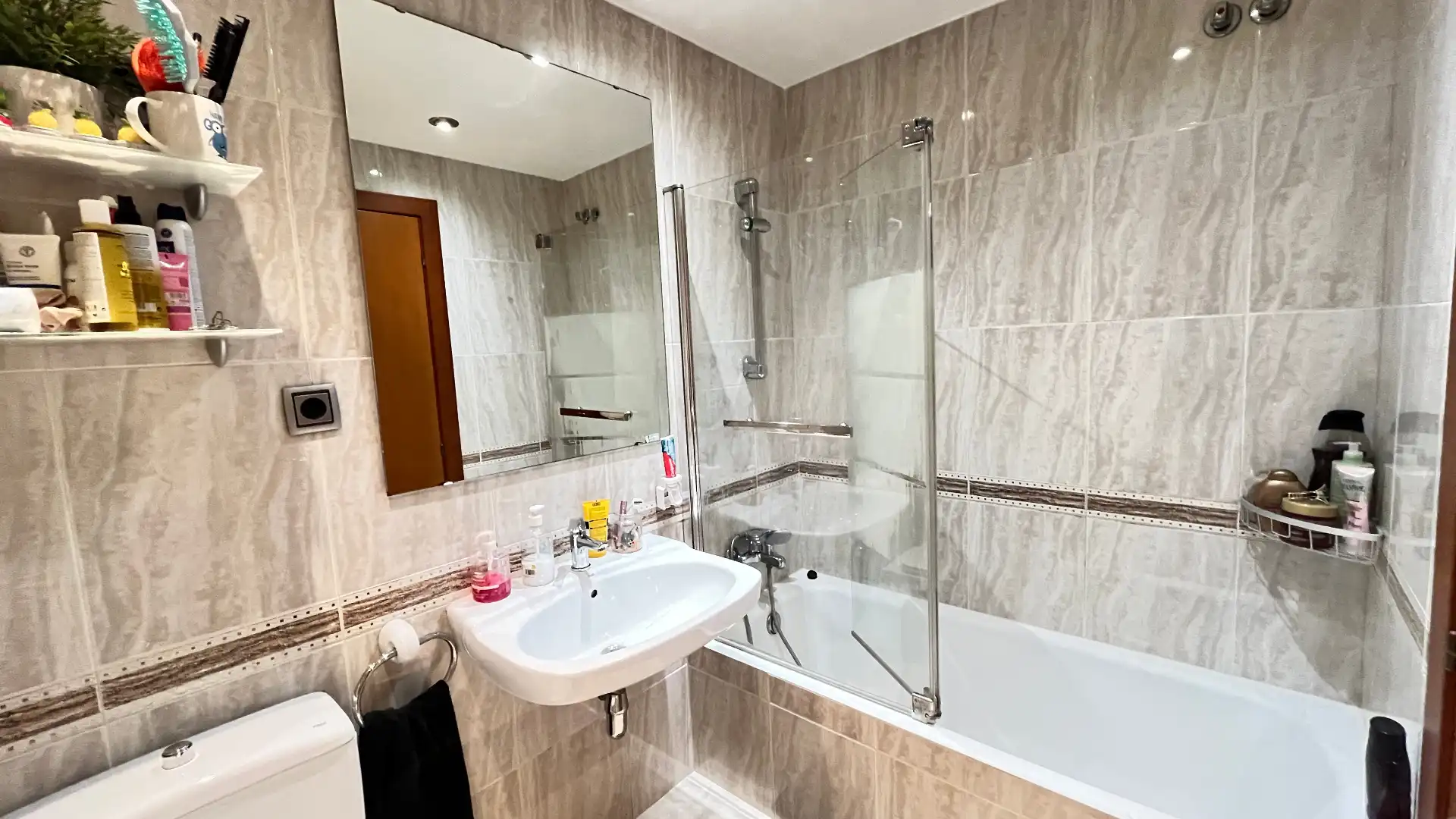 Badezimmer von Einfamilien-Reihenhaus zum Verkauf in Santa Coloma de Cervelló mit Klimaanlage, Heizung und Parkett