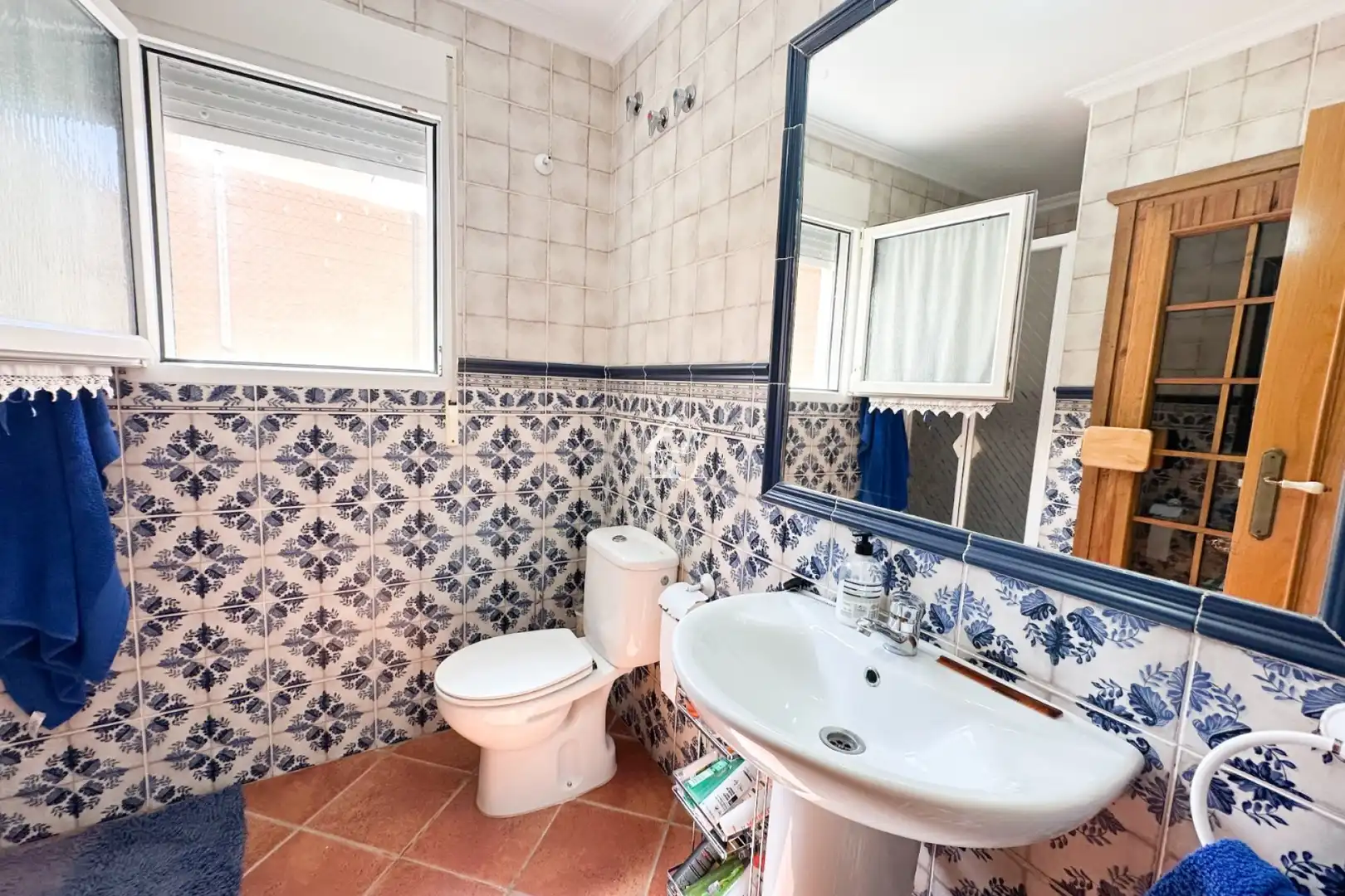 Bany de Finca rústica de lloguer en San Miguel de Salinas amb Aire condicionat, Jardí privat i Terrassa