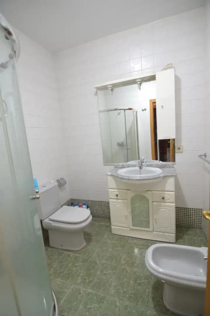 Baño de Piso de alquiler en Plasencia con Aire acondicionado, Calefacción y Amueblado