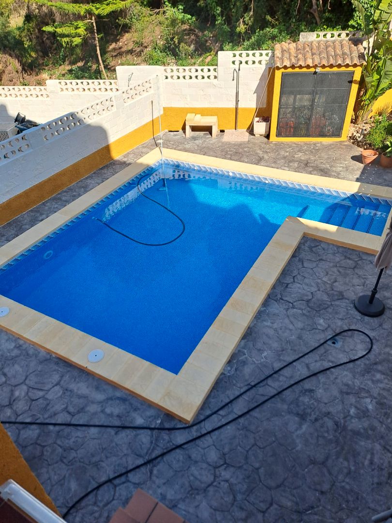 Piscina de Casa adosada en venta en Chiva con Aire acondicionado, Calefacción y Jardín privado